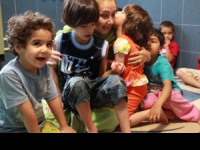  کتایون ریاحی در میان کودکان شیرخوارگاه آمنه 